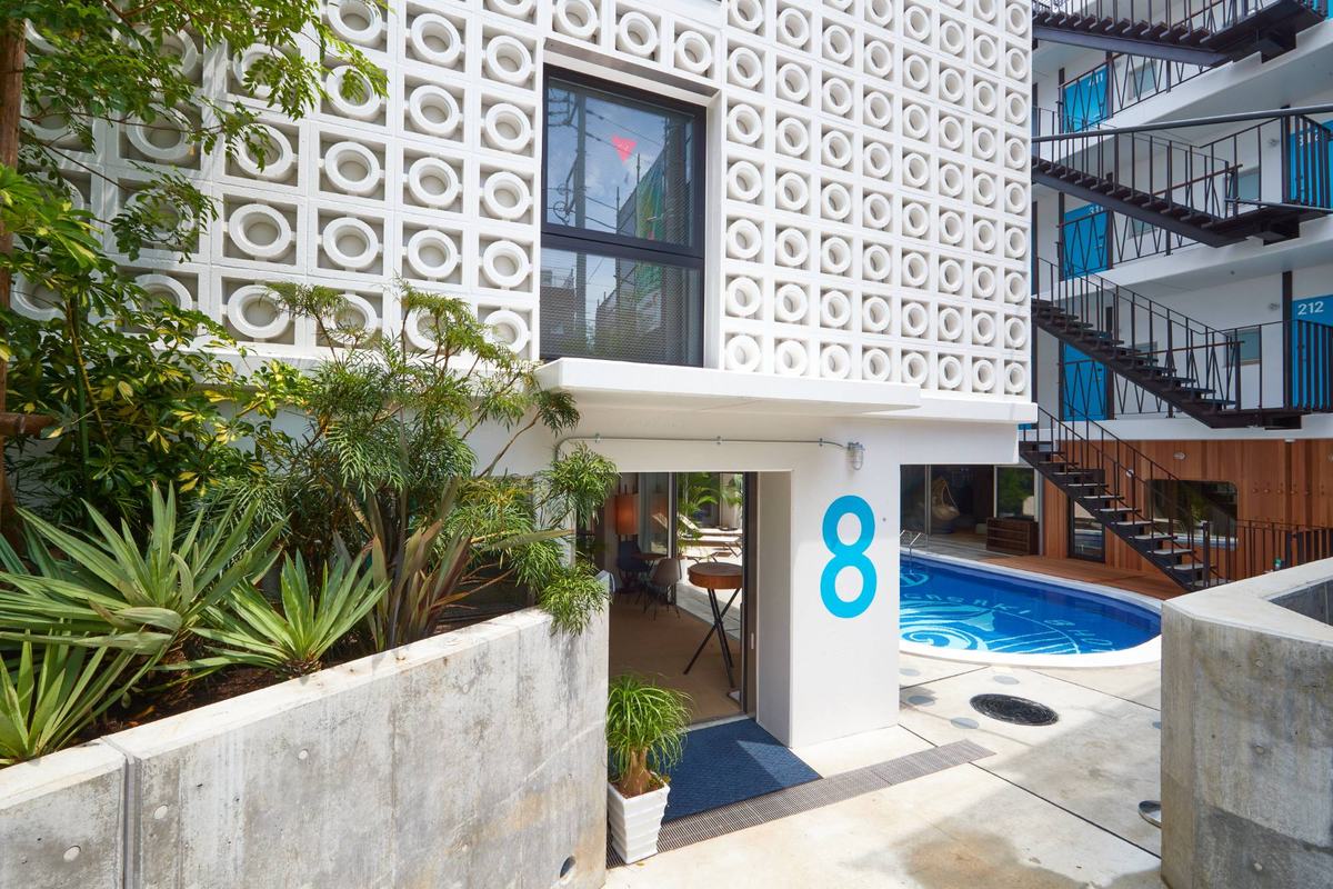 8HOTEL CHIGASAKIのエントランスとプール