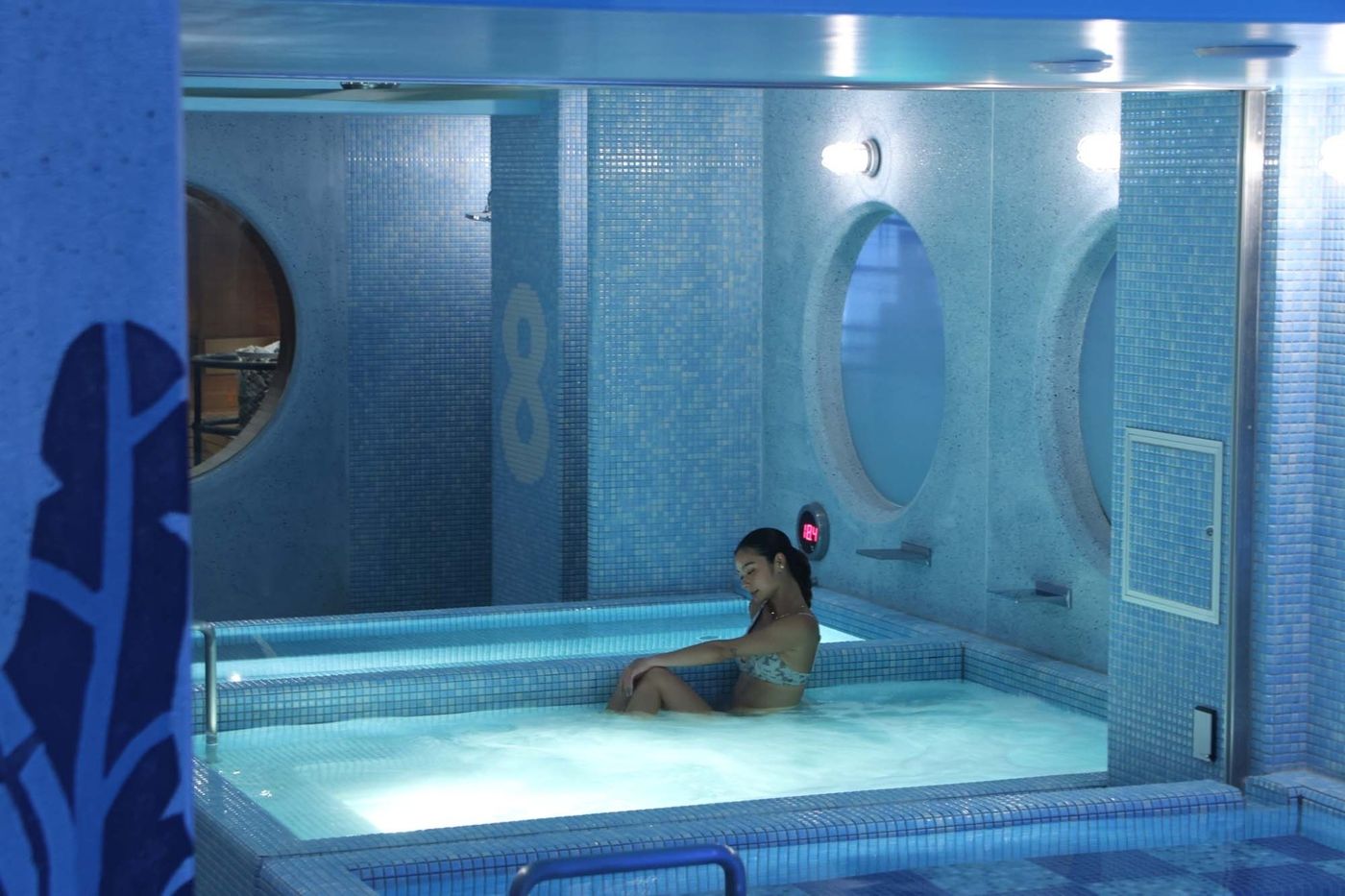 スパ「8 WATER CAVE」のプール